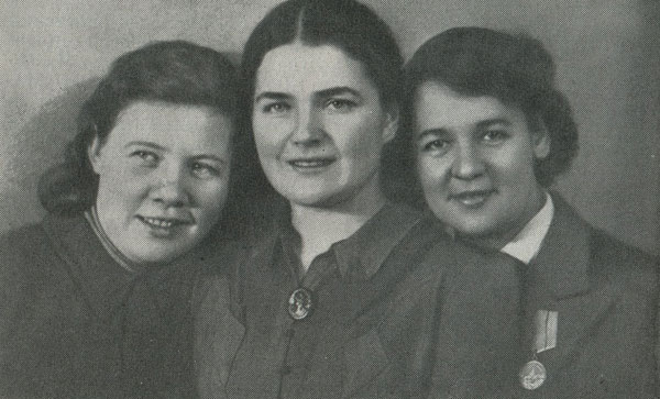 В центре этого фотоснимка вы видите Аллу ШАПОШНИКОВУ. Справа от нее — Антонина ЕПИФАНОВА, сотрудница одного из отделов Ленинградского штаба партизанского движения. Слева — отважная партизанка Антонина ЛОСЕВА, та самая Лосева, голову которой фашисты оценивали в двадцать пять тысяч марок.
Алла Петровна в годы войны работала в Ленинградском штабе партизанского движения. Ныне она заместитель министра высшего и среднего специального образования СССР.
Фото 1943 года.