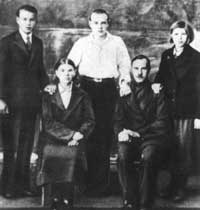 Иван Земнухов (стоит слева) в кругу семьи